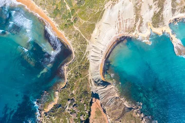 Papier Peint photo Vue aerienne plage Vue aérienne de la hauteur de l& 39 isthme des falaises côtières pittoresques de la péninsule près de la mer d& 39 eau turquoise méditerranéenne. Baie de Gnejna et Ghajn Tuffieha sur l& 39 île de Malte.