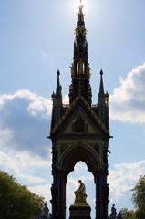 Naklejka premium The sun crowning the Prince Albert Memorial in London