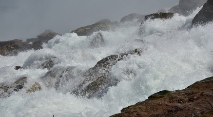 Cascade d'eau au pied des chutes Niagara