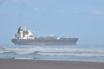Naklejka premium Ship anchored near a beach in the south of Peru
