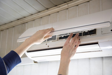 Fototapeta na wymiar Repair and maintenance of air conditioners in the room.