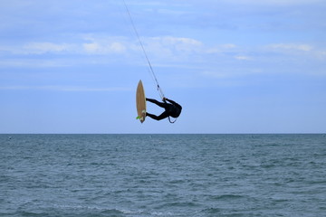 VERANO EN LA PLAYA HACIENDO KATESURF