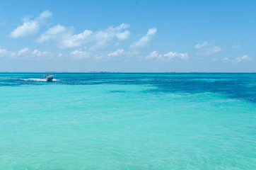 Fototapeta na wymiar Ocean view in Playa Norte, Isla Mujeres