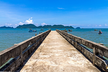 Obraz premium Beach with bridge beautiful sky at Baan Koh Teap