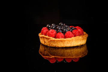 yummy shortbread mini tart with custard and berries