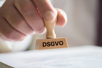 Ein Mann und Stempel DSGVO für Datenschutz Grundverordnung