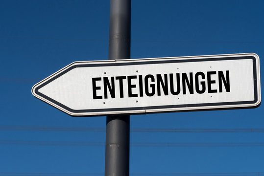 Ein Schild weist auf Enteignung hin