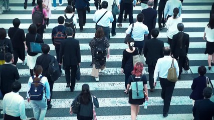 横断歩道を渡る日本人ビジネスマン - Powered by Adobe