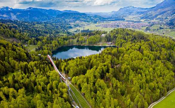 Freibergsee mit Skiflugschanze in Oberstdorf