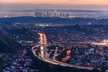 Obraz premium Traffic in downtown Los Angeles, California at night