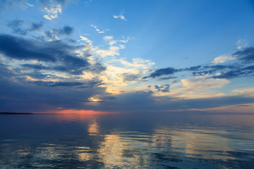 Ruhiger Sonnenuntergang an der Ostsee