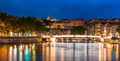 Fototapeta na wymiar Les quais de la Saône à Lyon la nuit, Rhône, France