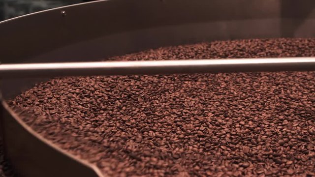 Coffee roasting machine circulating hot and fresh roasted coffee beans