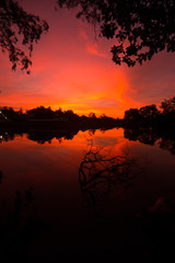 Naklejka premium Early morning sky at lake 