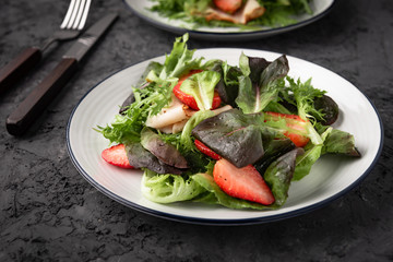 Salad with Strawberries and ham