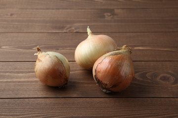 木のテーブルにのせた生のタマネギ