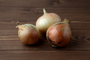 Fototapeta premium 木のテーブルにのせた生のタマネギ