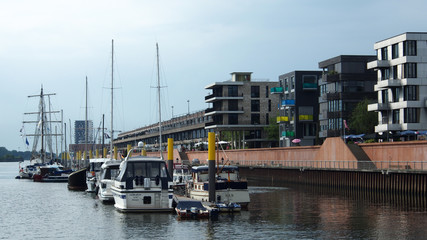 Fototapeta na wymiar Bremen: Apartmenthäuser im Überseehafen
