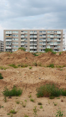Wohnungsbau: Neubau vor Baugrube, Deutschland