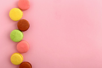 Obraz premium Tasty macarons on color background