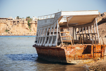 Fototapeta na wymiar old rusty ship by the sea.