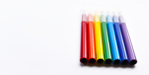 markers on a white background are in the order of colors of the rainbow