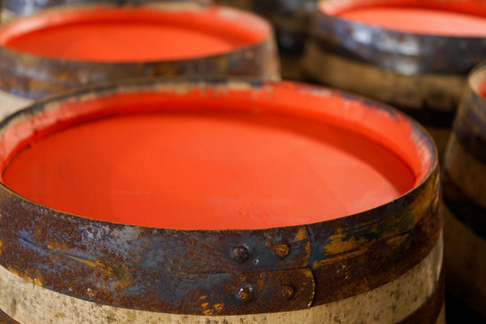 Alte Whiskyfässer mit rotem Deckel in einer Destille