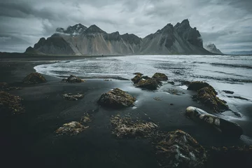 Gordijnen Exotisch landschap van het vulkanische strand. Locatie Stokksnes-kaap, Vestrahorn, IJsland, Europa. © Leonid Tit