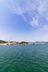 日本京都府舞鶴市の舞鶴湾と造船所	