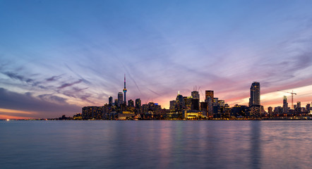 Obraz premium Toronto sunset skyline with purple dusk light