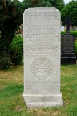 Historischer Grabstein mit Wal auf dem Friedhof von Süderende auf Föhr 
