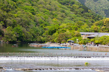 桂川の葛野大堰（堰）とボート 京都嵐山