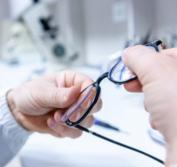 Ottico, regolazione occhiali