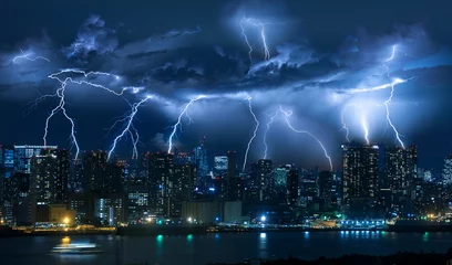 Deurstickers Bliksemstorm over stad in blauw licht © stnazkul