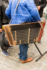 Hombre en la calle con instrumento musical de cuerda. 