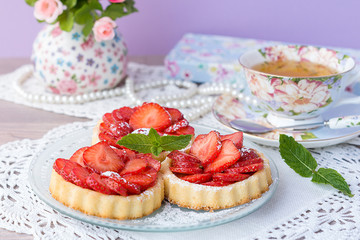 tartlets with cream and strawberries