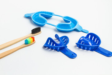 Prótesis moldes plástico dental	y cepillos de dientes