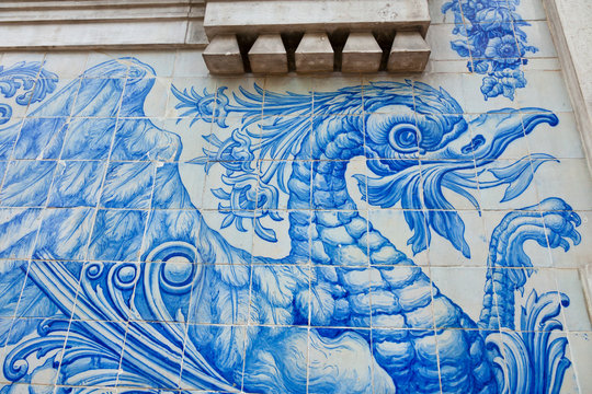 Azulejos con motivo de grifo en edificio modernista. Calle Rodriguez Sampaio. Ciudad de Lisboa, Portugal, Península Ibérica, Europa