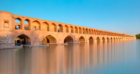 Photo sur Plexiglas Pont Khadjou Famille iranienne non identifiée se reposant dans l& 39 ancien pont de Khaju, (Pol-e Khaju) -Ispahan, Iran