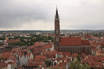 Fototapeta premium Landshut; Altstadtpanorama mit St. Martin