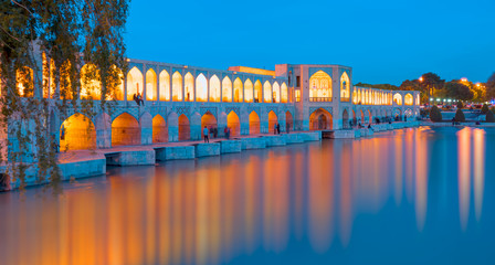 Obraz premium People resting in the ancient Khaju Bridge at twilight blue hour - Isfahan, Iran