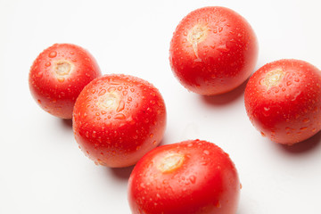 Tomate, rojo, sano con gotas de agua sobre fondo blanco