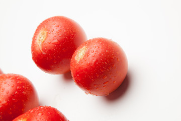 Tomate, rojo, sano con gotas de agua sobre fondo blanco