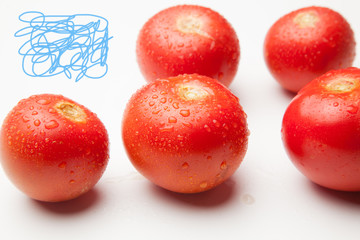 Tomate, rojo, sano con gotas de agua sobre fondo blanco
