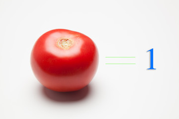 Tomate, rojo, sano con gotas de agua sobre fondo blanco