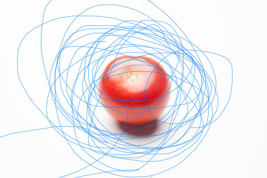 Tomate, rojo, sano con gotas de agua sobre fondo blanco