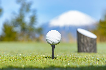 ティーグラウンドのゴルフボールと富士山