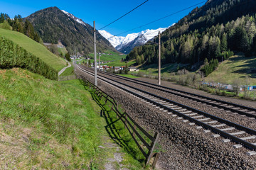 Bahntrasse und Zaun im Wipptal
