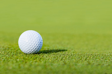 新緑のグリーンのゴルフ場