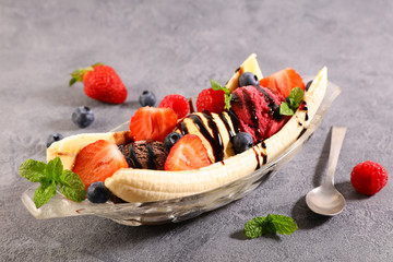 banana split, banana with ice cream and fruits